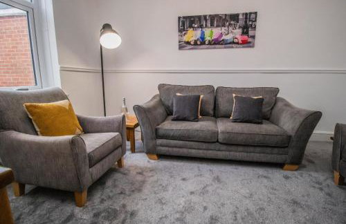 Free Parking, Ideal for Long Term Contractor, etc Stays, Regular Housekeeping Option, 10 min Walk from Beach and Metro 15-20 min Drive to Nissan & Newcastle - Dwellcome Home Ltd 2 DOUBLE Bedroom 3 Bed Apt, Fast WIFI - See our Site for Assurance - Foto 15
