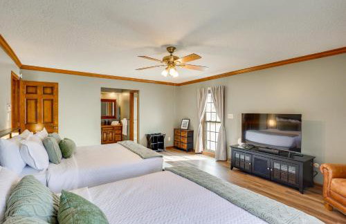 3,000-Sq-Ft Group Getaway with Pool Near Kansas City - Foto 21