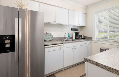 Relaxing Lakeview Stay Near Beach w Pool - Foto 17