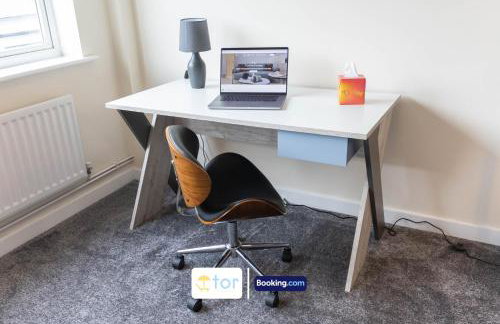 Large 2 Bedroom Apartment By The One Retreats Short Lets & Serviced Accommodation Horley Close To Gatwick Airport - Foto 47