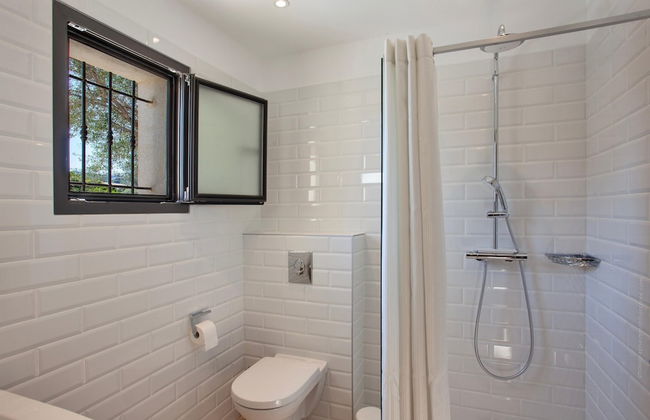 Superb Villa With Pool and sea View - Photo 23