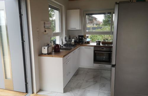 Dom nad jeziorem z prywatnym pomostem i linią brzegową - Foto 7