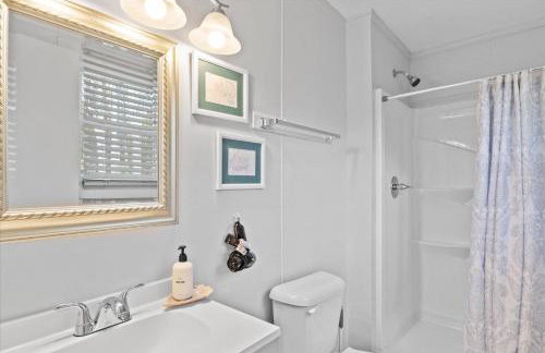 Beachy Getaway - Cozy and Secluded Lodge Home - Foto 11