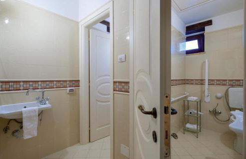 6 Bedroom Beautiful Home In Treia - Foto 35