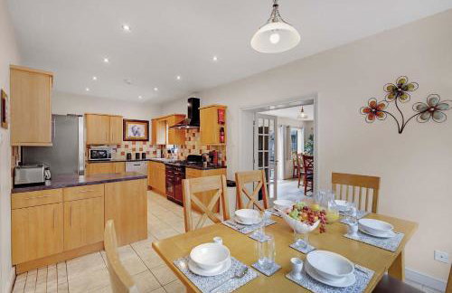 Seven Space - 7 Bedroom Home with Large Garden & Hot Tub - Foto 16