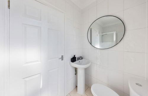 Modern King Bed WiFi Kitchen Perfect for Long Stay - Foto 13