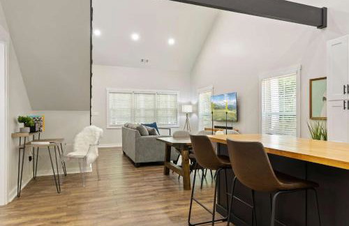 Secluded 3BR Cabin Lake Access & Resort Perks - Foto 17