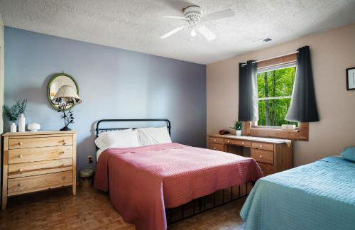 Cabin w hot tub & kayaks by river - Foto 22