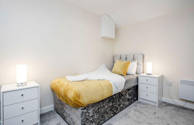 Bedford Hospitalsouth Wing4 Guests3 Bedswifi - Photo 9