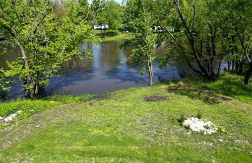 Riverside Retreat - Renovated Home on 15 Acres! - Foto 17