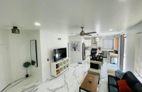 Gorgeous Abode 3 Bedrooms Hide-out in Mesa - Photo 31