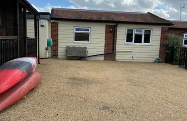 One Bedroom Bungalow No1 - Secure Gated Parking - Foto 2