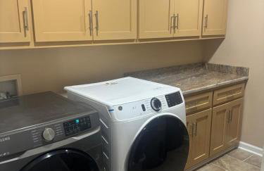 Quiet Forest Vacation home on a Private Road with Spacious Patios, Fire pit, Pet friendly and a Private pool - Foto 26