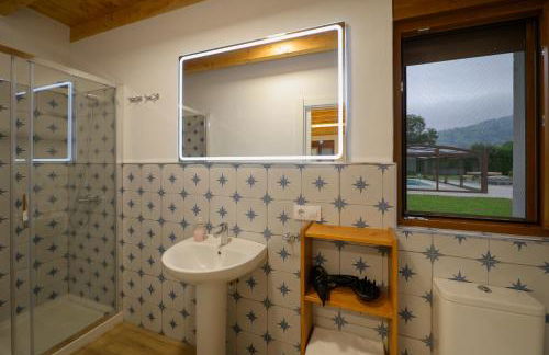 Piscina climatizada y cubierta 365 dias en Casa Rural con Encanto El Puentuco una de las casas mas valoradas de Cantabria - Foto 74