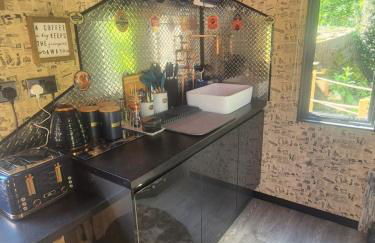 Brewers Bolt Cozy Unique Shepherds Hut - Hot Tub! - Photo 11