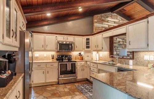 Waterfront Home with Dock Sleeps 8 - Foto 3