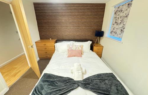 The Vogue Stay, 3 Bedrooms, 2 bathrooms, Ideal for JR & Oxford Hospitals, FREE CarPark, Conveniently located for Ring Road access, 2 miles from Oxford City Centre easy car & bus route - Foto 47