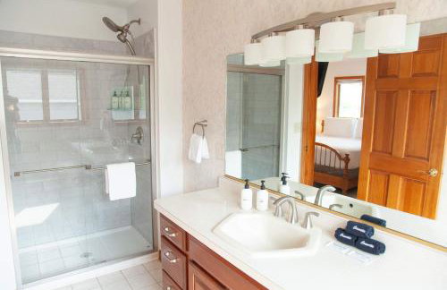 Katies Cottage Lakefront Stay with Hot Tub and Kayaks - Foto 22