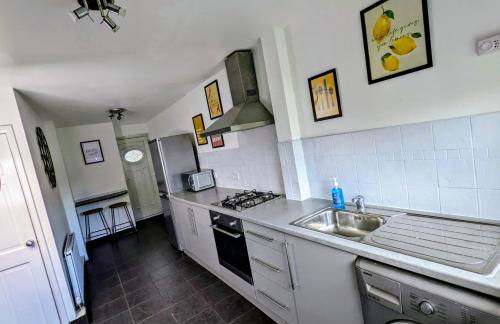 No 7 - Bright, Spacious 3 Bed Home with Parking & WiFi - Foto 30