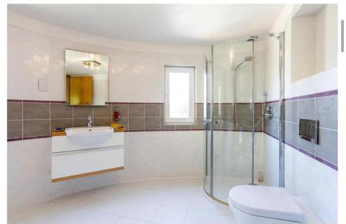 Sleeps10/18-parking-garden-pool-hottub-balcony - Foto 5