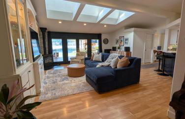 Lux Lakefront Estate, Sandy Beach, Hot Tub, Sauna, Dock, Treehouse & Deck - Foto 6