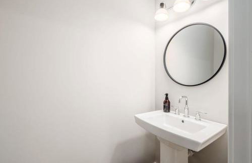 Chateau in the Village - Brand New 3BD 5BA - Foto 38