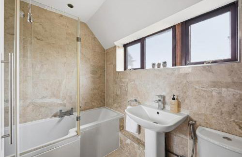 Meadow House with Driveway Parking, Spacious Garden, Fast Wifi and Smart TVs by Yoko Property - Foto 9