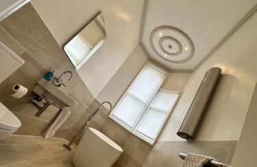 Beautiful Grade II listed apartment. - Photo 24