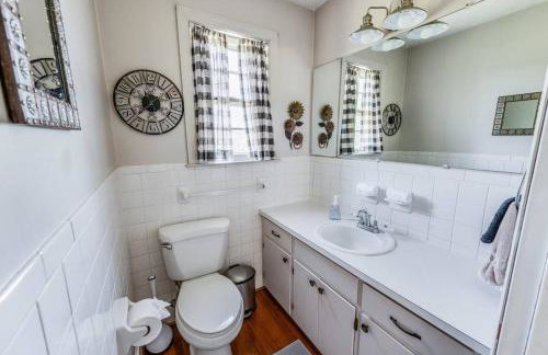 Redwing Farm Cottage - Mountain Views and Firepit! - Foto 31