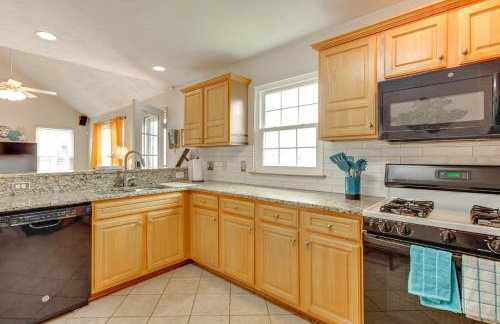 Walk to East Beach Apt with Outdoor Space - Photo 11