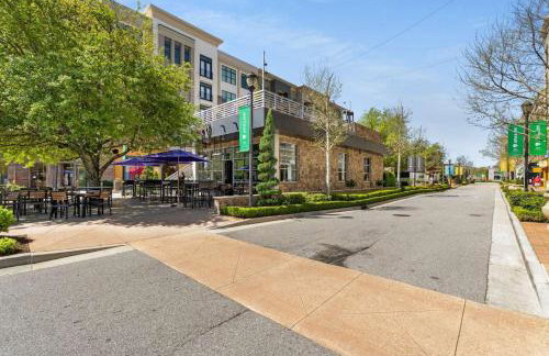 Stroll to Downtown Alpharetta AND Avalon Shops - Foto 41