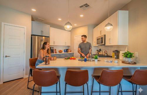 Bright 1BR Uptown Biltmore Gym Pool Parking WD - Foto 33