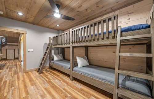 Honeysuckle Chalet - Luxe Mountain Chalet - Hot Tub, Wi-Fi, Pool Table, Party Deck, Fire Pit - 15 mins to Blue Ridge! - Foto 60