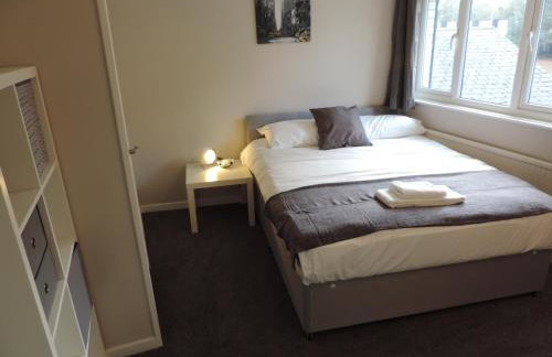 5 Bed Camberley Airport Accommodation - Foto 10