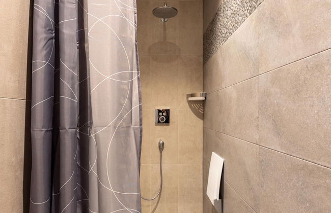 Modern Villa w/ Private Yard - Foto 24