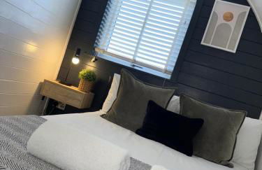 Apex Studio Pod & Jacuzzi Bath - Photo 4