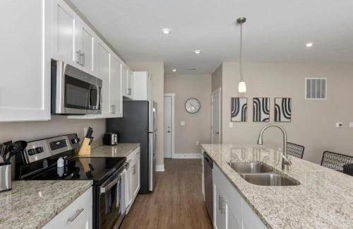 Modern 2BR 2BA New Build Condo with Garage & Patio - Foto 22