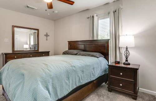 Riverfront Family Retreat w/ Yard in Saint Amant - Foto 12