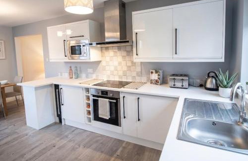 3 Bedroom House - Parking - Wifi - Fully Refurbished Throughout - New Kitchen & Bathroom - Foto 12