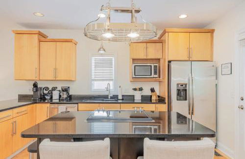 Rhythm & Rest Group Stay with Grill & Cozy Fireplace - Foto 9