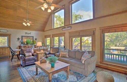 Lake Granbury Getaway! Family Home with Deck and Games - Foto 6