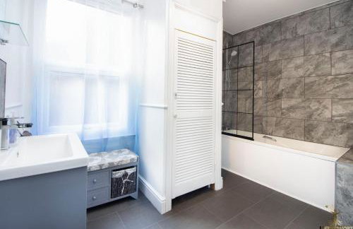 Spacious 3 to 4 Bed 3 Floor House Close to City Center Shops Restaurants and Parking Nearby - Foto 43