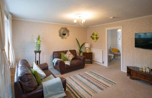 Spacious 3BR House By Kammili Properties in Westhoughton - Free Parking - Photo 16