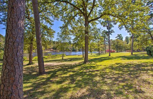 Holly Lake Retreat w/ 2 Community Pools & Yard - Foto 34