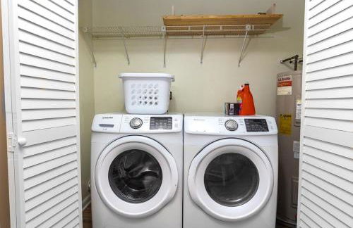 3-Bedroom Home with King Bed, Smart TVs & Fenced Yard - Foto 10