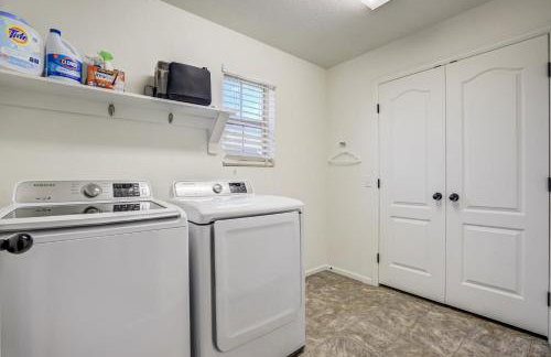 Spacious Family Getaway Near Downtown - Foto 30