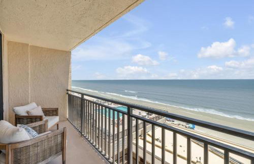 New dog-friendly Listing! Updated direct oceanfront with spacious balcony and heated pool - Foto 23