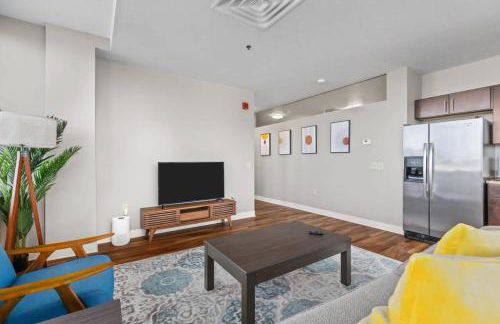 Sleek 2BR Downtown Retreat with Gym - Foto 3