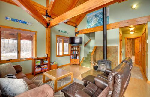 Off The Beaten Path Cabin with Mtn Views and Hot Tub - Foto 4
