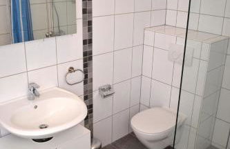 2x Monteurwohnung 1x 2 kleine Einzelzimmer 1x Doppelbett und Schlafcouch im Wohnbereich - Foto 17